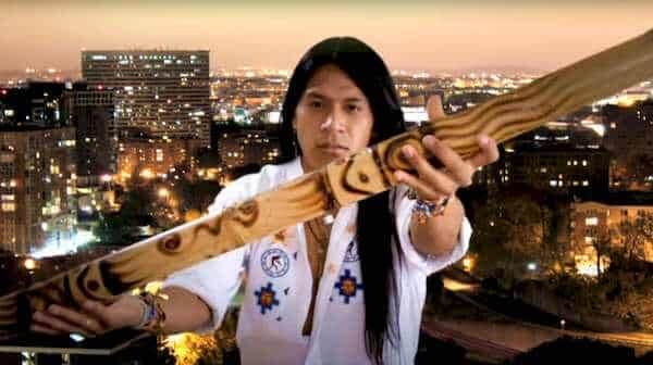 Лео Рохас с индиански музикален инструмент